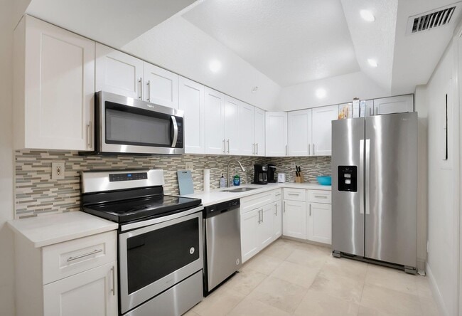 Building Photo - 7370 Orangewood Ln
