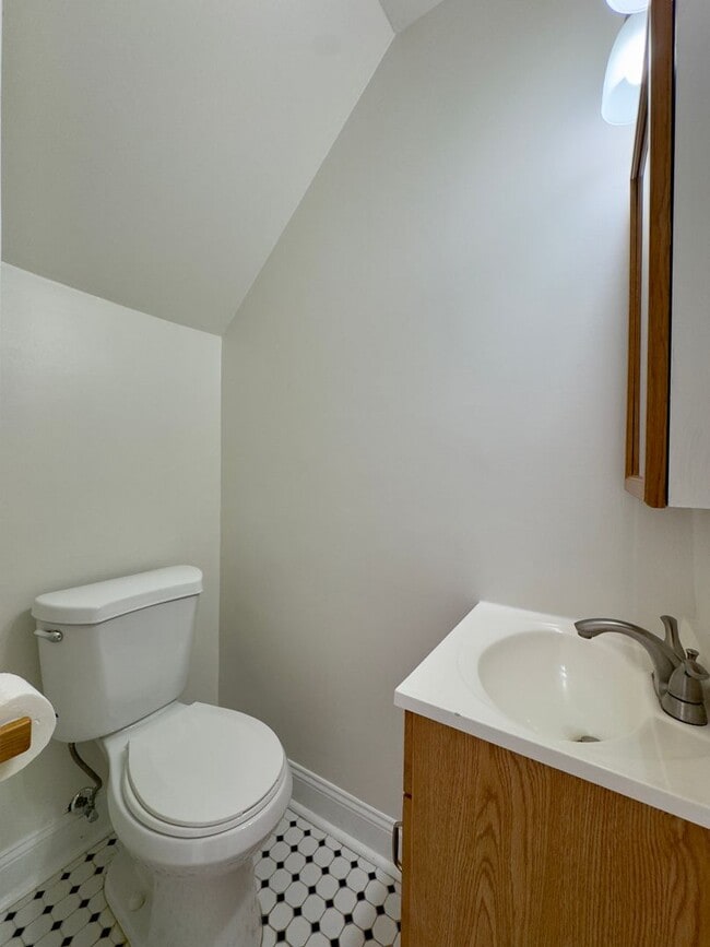 Building Photo - Charming 3Bed/1.5Bath Townhome in Rosedale