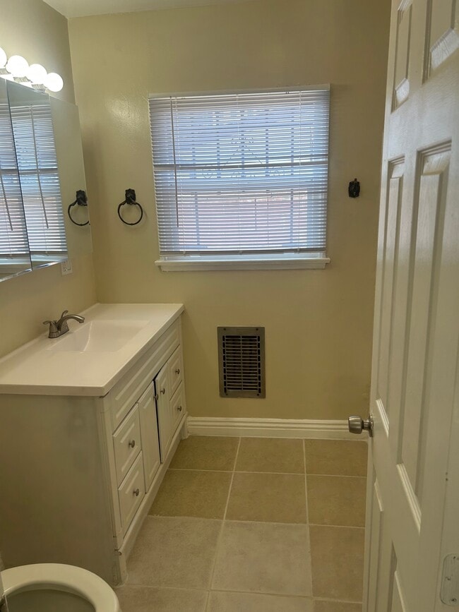 Building Photo - 2911 W 129th St