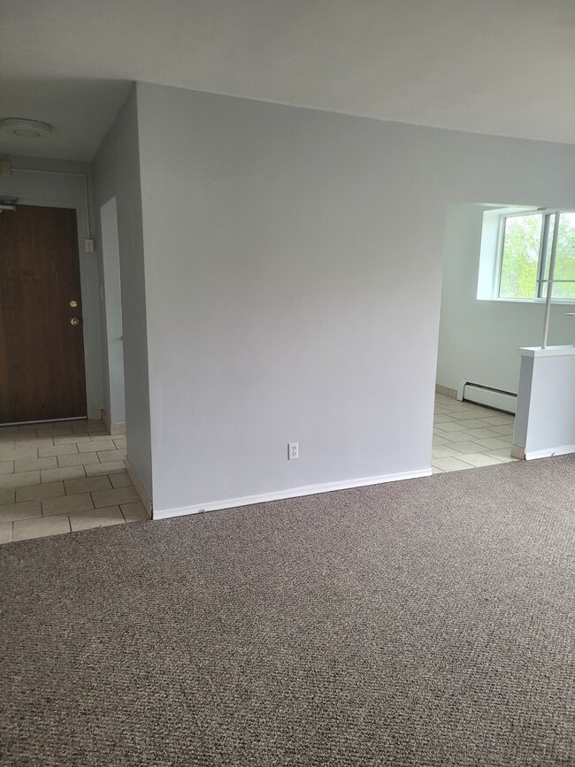 Building Photo - TWO BEDROOM UNIT CLOSE TO CAMPUS, PARKS AND GROCERY