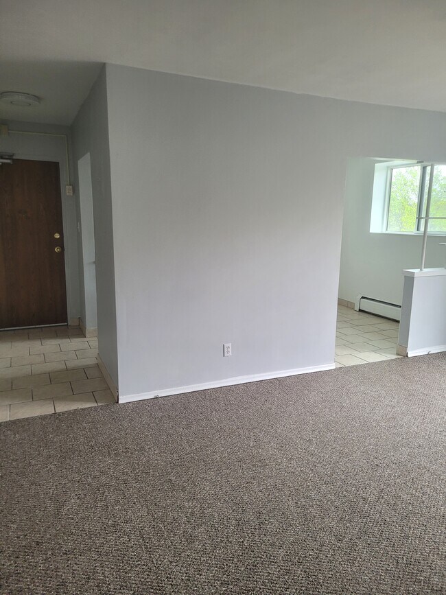 Photo du bâtiment - TWO BEDROOM UNIT CLOSE TO CAMPUS, PARKS AND GROCERY
