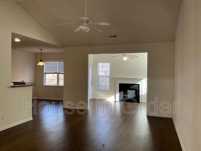 Foto del edificio - 46 Summer Meadow Rd