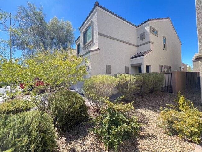 Building Photo - Modern two-story single-family home