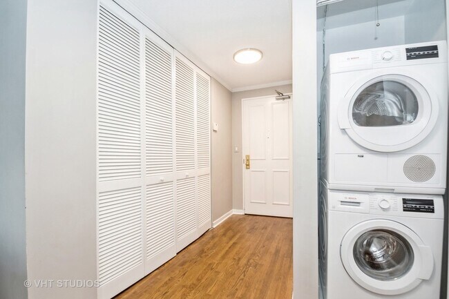 Building Photo - 1415 N Dearborn Street Unit 26D