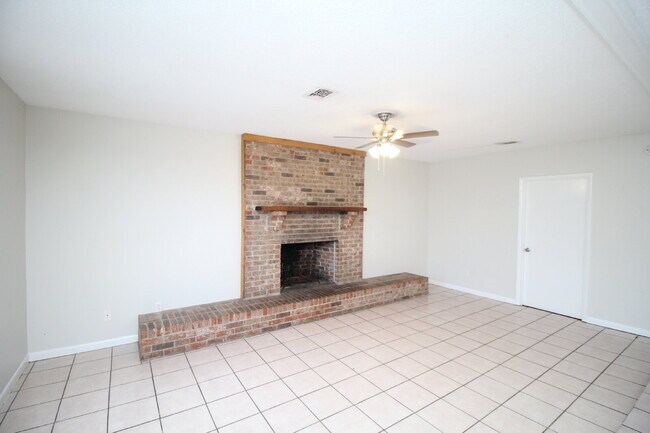 Foto del edificio - Hamilton Bridge Estates 3BR Brick Home Near Hwy 90, No Carpet & Open Living Space