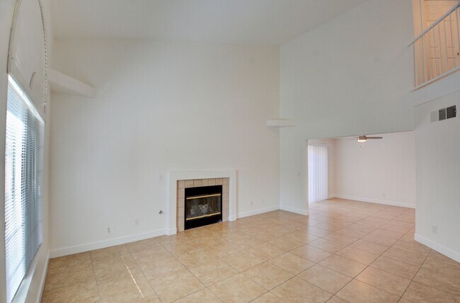 Foto del edificio - Renovated and Modern. This fantastic 2br in a gated community in Silverado Ranch has all the amen...