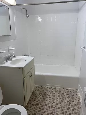 Foto del edificio - 113 E 119th St