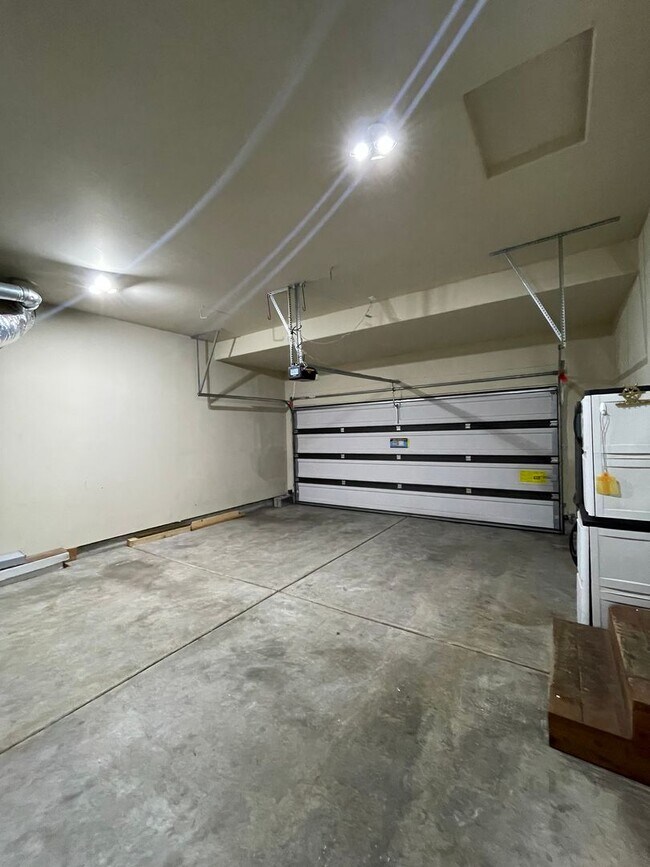 Foto del edificio - Spacious 3-Bed Home with Private Baths, Ow...