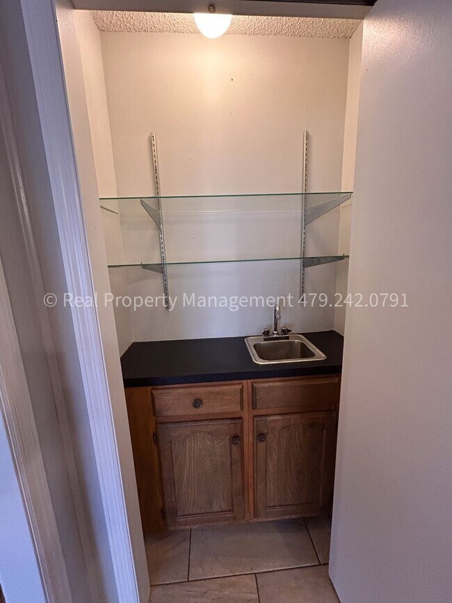 Foto del edificio - 9812 Meandering Way