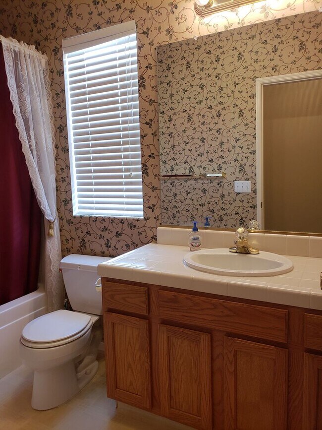 Foto del edificio - 3 Bedroom 2 Bath available soon