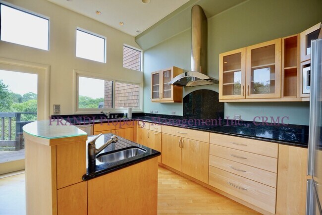 Building Photo - End Unit w/ Abundant Sunshine & Spacious Deck