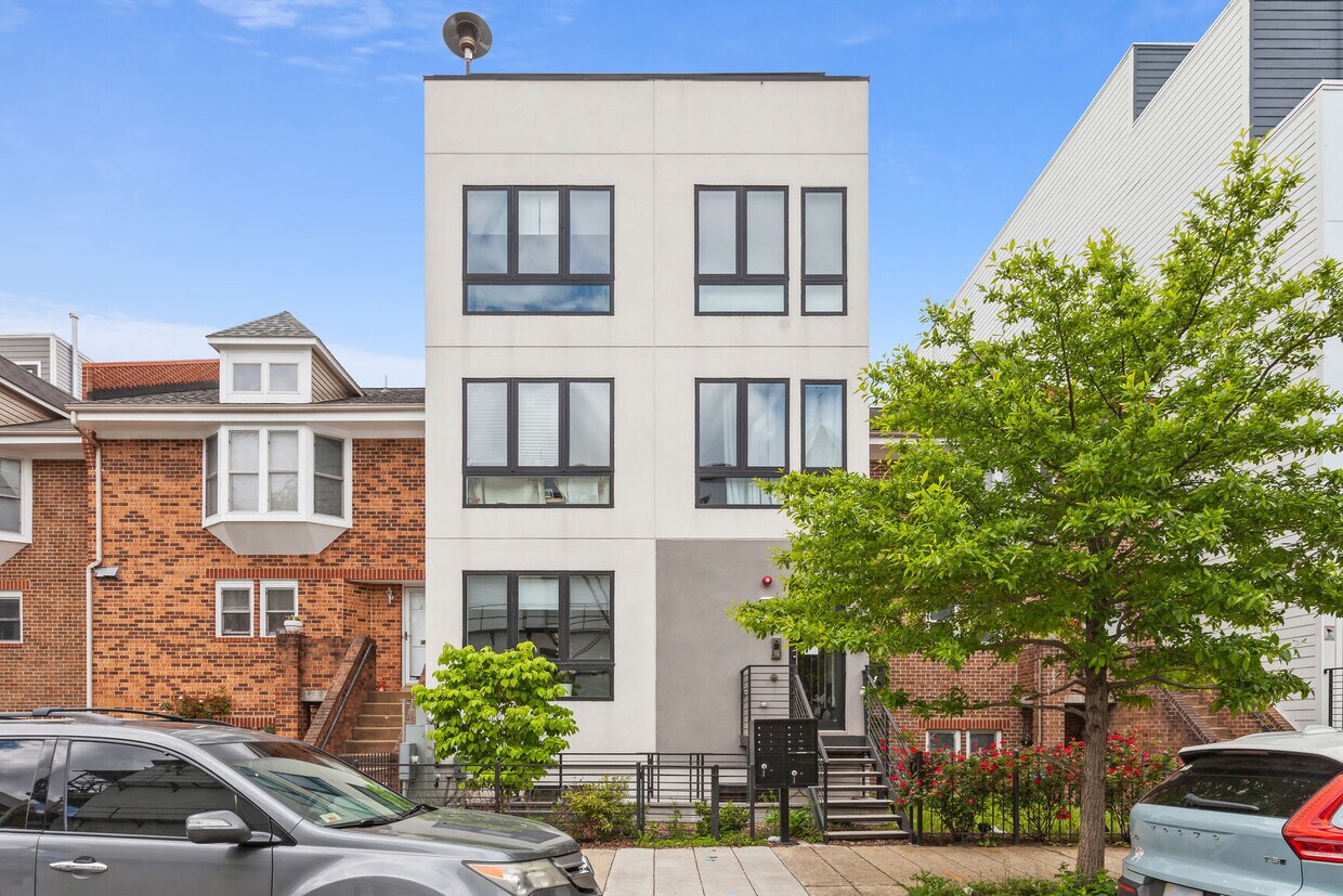 Primary Photo - 2618 University Pl NW