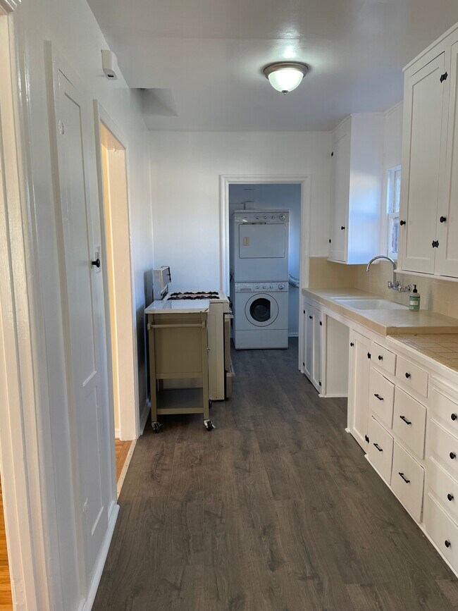 kitchen facing utility room - 5075 Glen Iris Ave