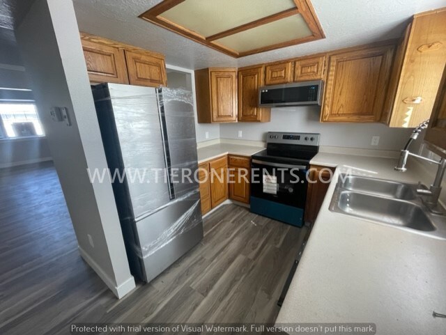 Foto del edificio - A must see! Charming townhome priced to rent