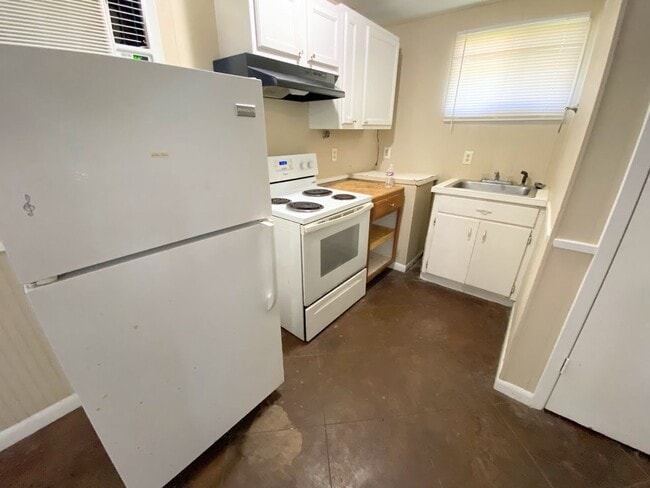 Building Photo - Discover Simplicity and Savings at 2209 St...
