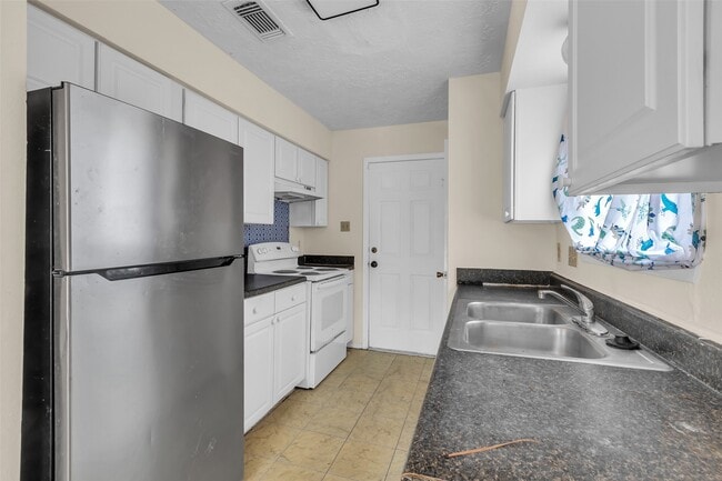 Foto del edificio - 4830 Hickorygate Dr