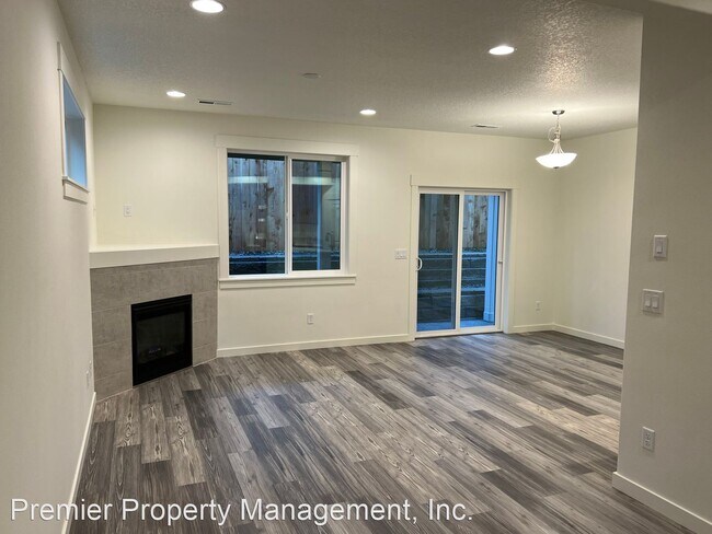 Building Photo - 3 br, 2.5 bath House - 1152 N. Auburn Pl