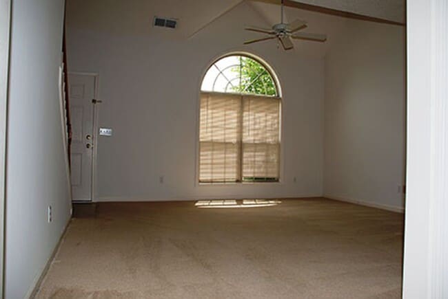 Foto del edificio - 3 bedroom/2 bath Home GREAT location!!! Available 9/1/2026!!