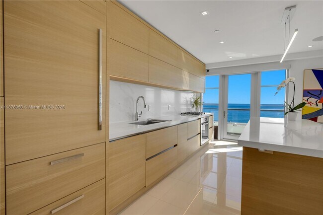 Foto del edificio - 3739 Collins Ave