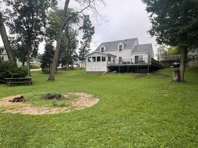Building Photo - 3 bedrooms, 3 Full Bathrooms on the channe...
