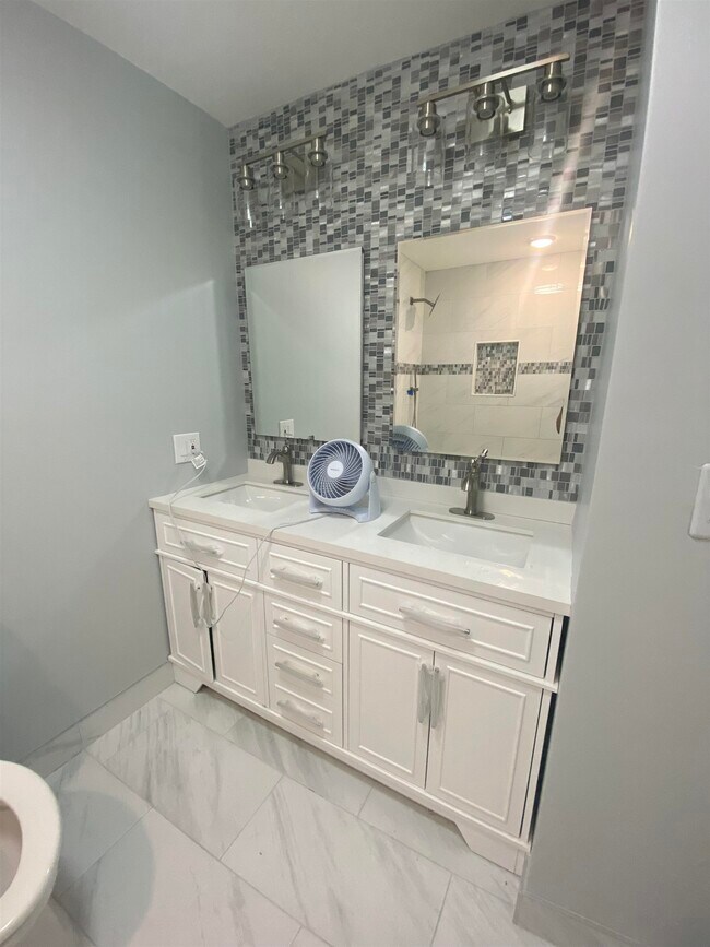 Foto del edificio - 405 Harmon Cove Tower