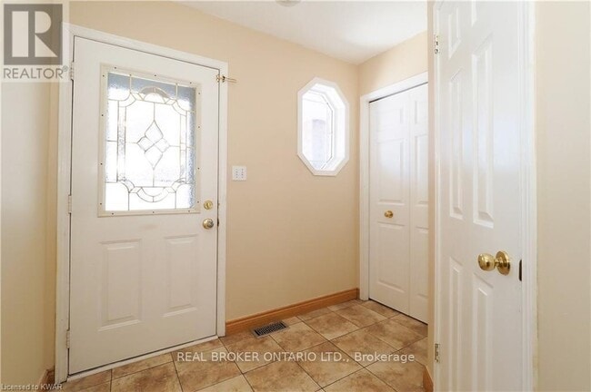 Building Photo - 258 Inverhuron Crescent