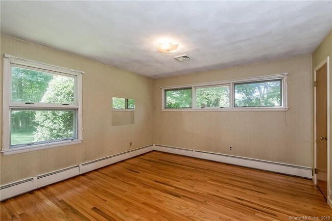 1st bedroom - 28 Birchwood Heights Rd
