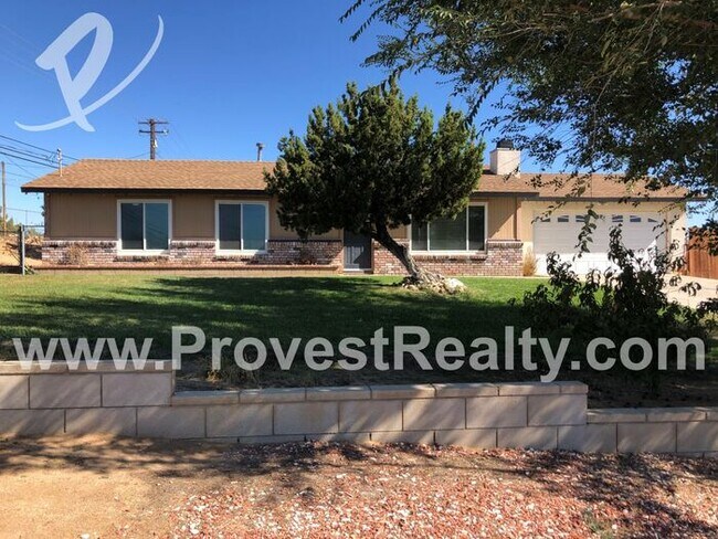 Building Photo - Quaint 3 Bedroom, 2 Bath with Lots of Yard...