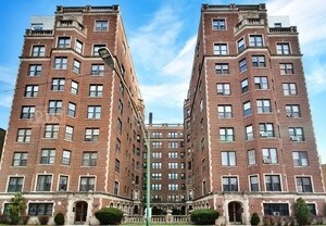 Primary Photo - 6937 S Crandon Ave