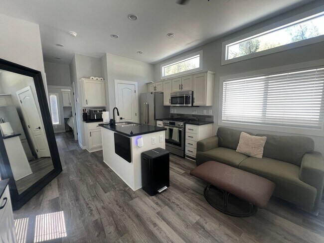 Foto del edificio - 17800 Roberts Rd