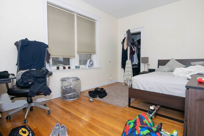 Foto del edificio - WOW!  MASSIVE 5 BED/2 BATH NEAR B.U.