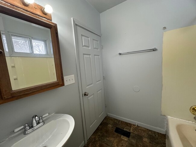 Building Photo - 27 State-S