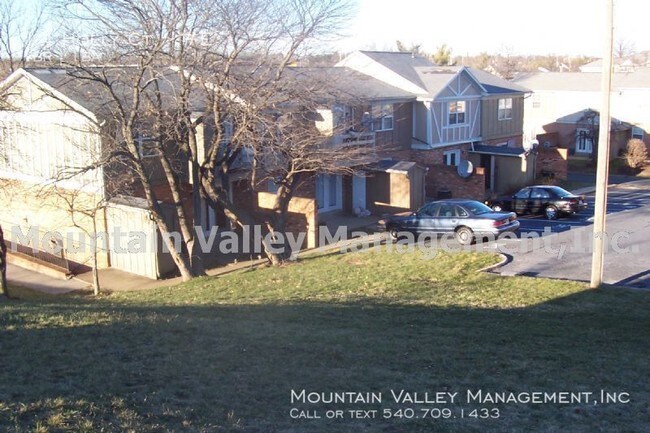 Foto del edificio - Convenient to shopping & JMU college.