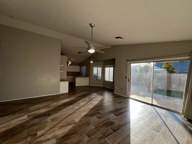 Photo - 910 N Swan Dr House