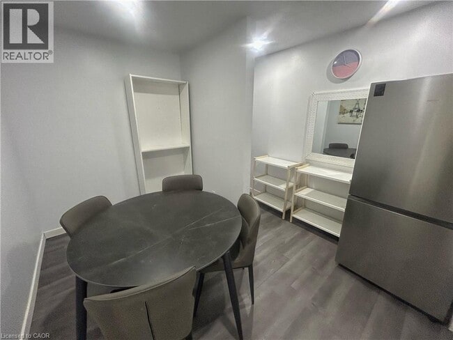 Building Photo - 5 King St N