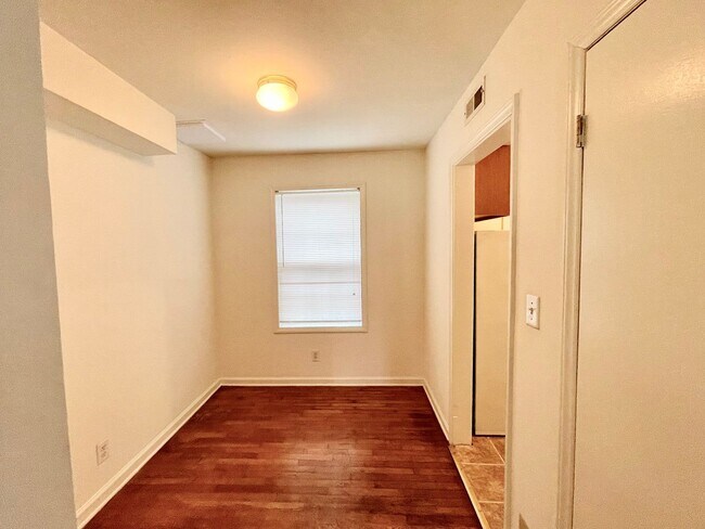 Foto del edificio - One-Bedroom, One Bath Townhouse at Spring Garden/Lindell Duplex