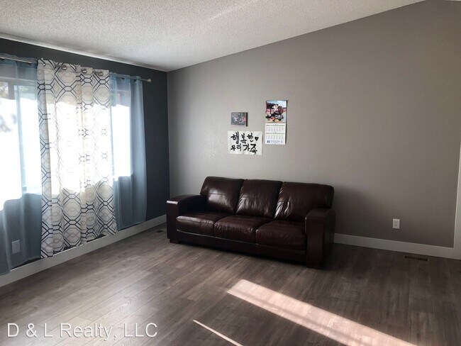 Building Photo - 3 br, 1 bath House - 33 Clover Circle West