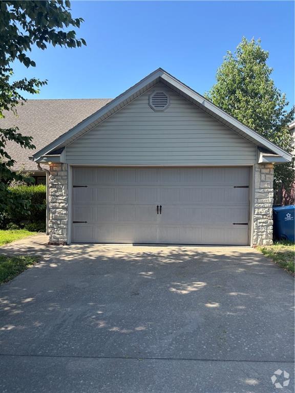 Building Photo - 3004 SW Windrift Ave