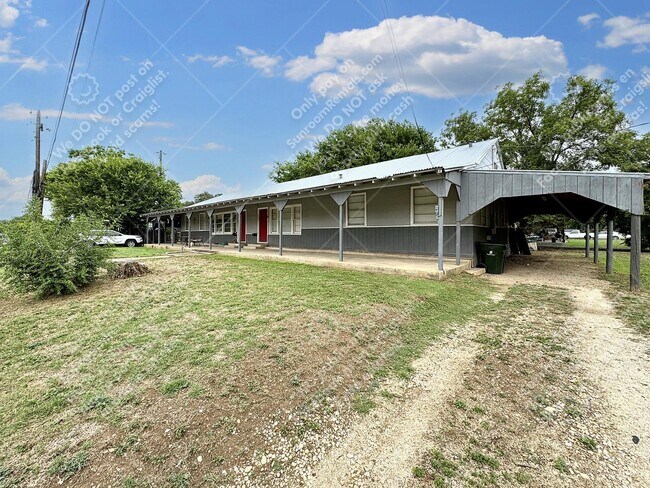Building Photo - 400 Pfeil St
