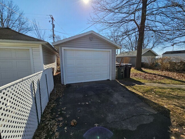 Foto del edificio - 2 bed, 1 bath. Hardwood floors.