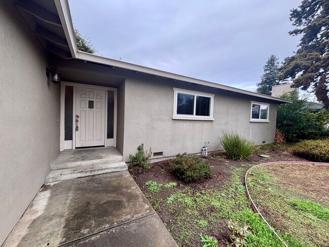 Building Photo - 3 Bed, 2 Bathroom Family Home