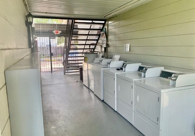 Building Photo - 2808 W Azeele St