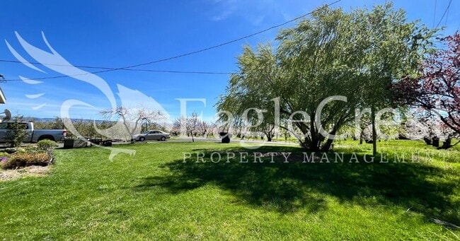 Building Photo - 3 Bed, 2 Bath Home with Open Yard in Desirable Orchards Area