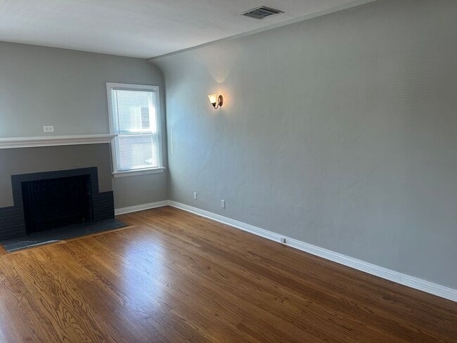 Building Photo - 825 N Frederic St