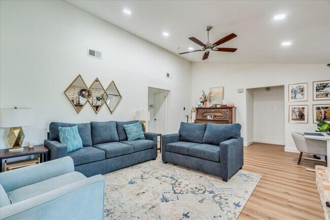 Building Photo - 4805 Pelham Dr