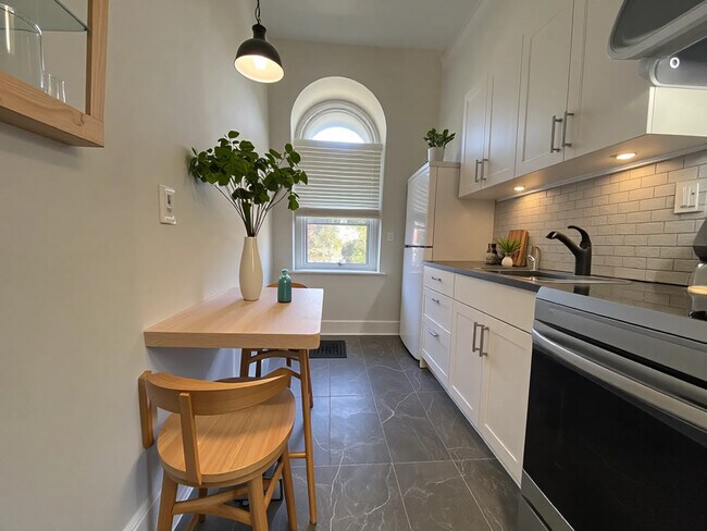 Photo du bâtiment - Stunning Top Floor Suite With Chartacter!