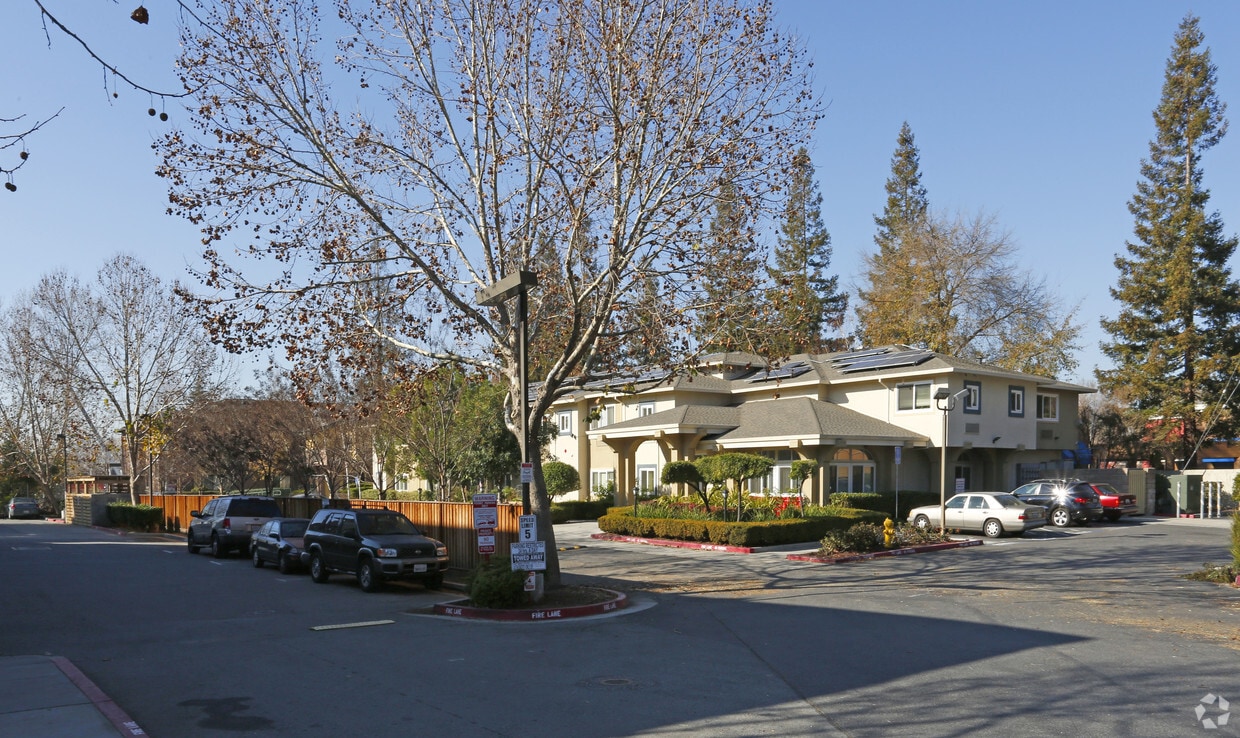 Primary Photo - Creekview Inn