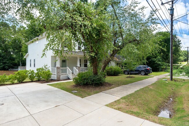 Foto del edificio - Beautiful & Bright 4 Bedroom, 3 FULL Bath ...