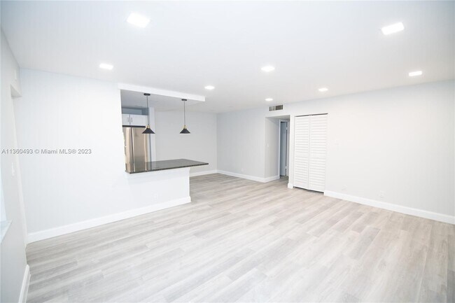 Foto del edificio - 8704 NW 35th St