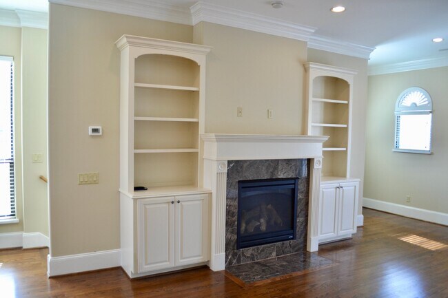 Building Photo - 3127 Fairdale Oaks E